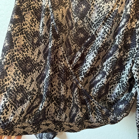H&M SNAKE PRINT CROSS OVER BLOUSE - Picture 3 of 9